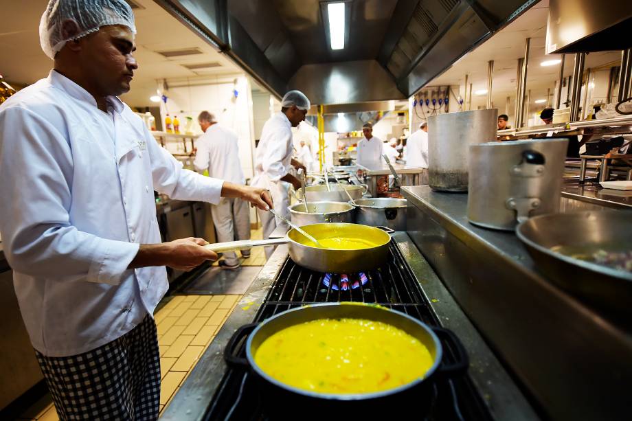 Por dentro da cozinha do restaurante Coco Bambu em São Paulo