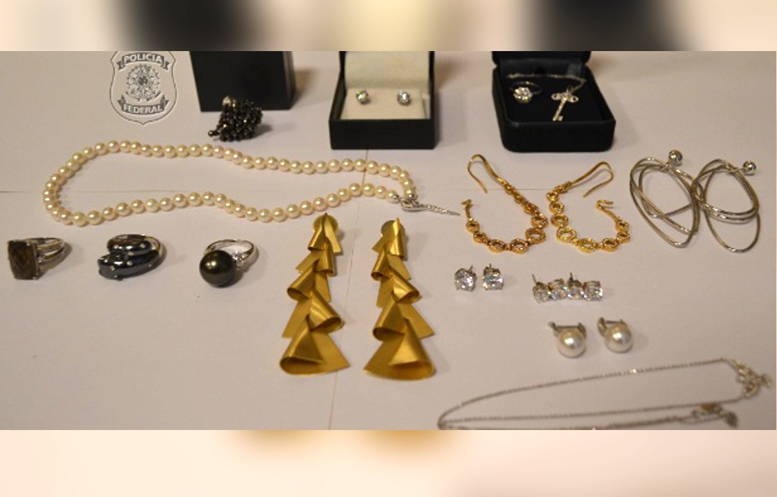 Polícia Federal apreende joias em endereços ligados a Adriana Ancelmo