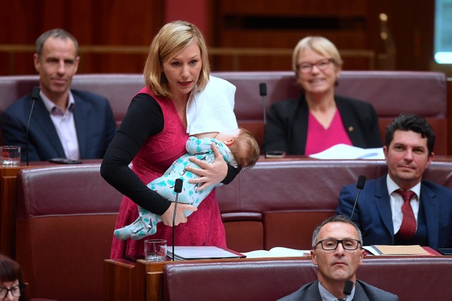 Senadora australiana Larissa Water amamenta sua filha durante sessão no parlamento em Canberra, Austrália - 22/06/2017