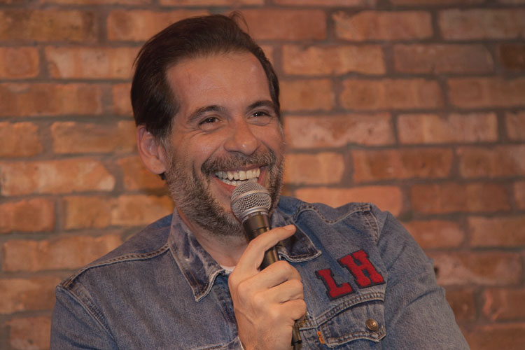 A caracterização de Leandro Hassum para viver Silvio Santos em novo filme