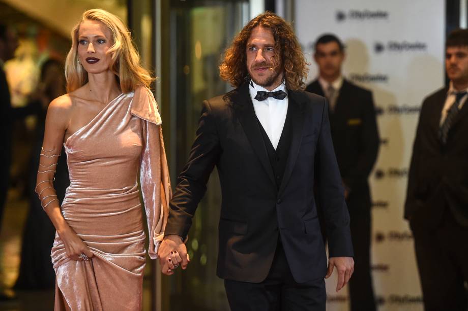 Carles Puyol  e sua esposa chegam para o casamento de Lionel com a noiva Antonela Rocuzzo na Argentina - 30/06/2017