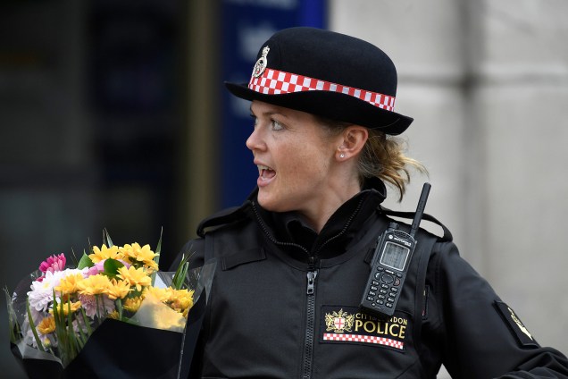 Policial deixa flores próximo a London Bridge, cartão-postal de Londres após uma van atropelar pedestres - 04/06/2017
