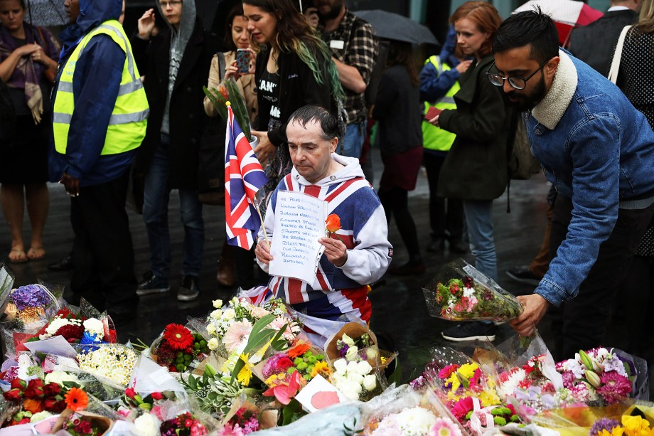 Pessoas deixam flores no Potters Field Park, no centro de Londres, em homenagem às vítimas do ataque na London Bridge e Borough Market  - 05/06/2017
