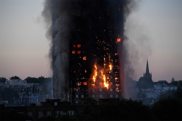 Incêndio atinge edifício de 27 andares e 120 apartamentos em Latimer Road, oeste de Londres - 14/06/2017