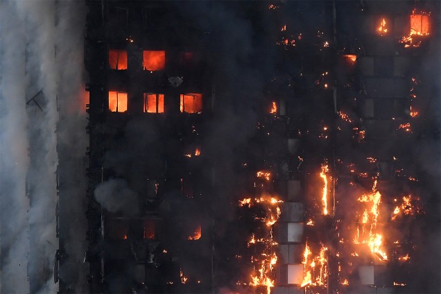 Incêndio atinge edifício de 27 andares e 120 apartamentos em Latimer Road, oeste de Londres - 14/06/2017