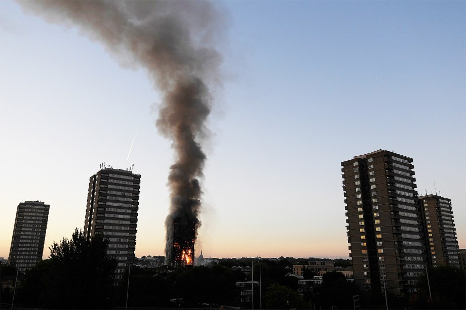 Incêndio atinge edifício de 27 andares e 120 apartamentos em Latimer Road, oeste de Londres - 14/06/2017