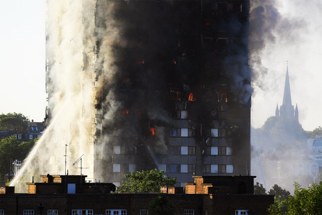 Incêndio de grandes proporções tomou por completo um prédio residêncial na zona oeste de Londres, na Inglaterra - 14/06/2017