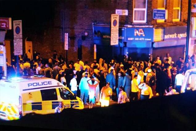 Veículo atropela pedestres no Finsbury Park, em Londres - 18/06/2017 Veículo atropela pedestres no Finsbury Park, em Londres - 18/06/2017