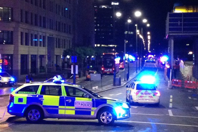 Carros da polícia bloqueiam a rua após uma van atropelar pedestres em ponte de Londres - 03/06/207