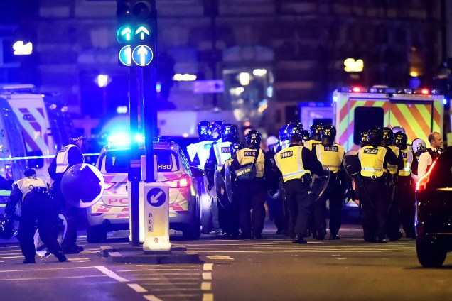 Carros da polícia bloqueiam a rua após uma van atropelar pedestres em ponte de Londres - 03/06/207