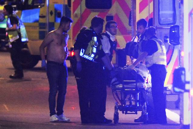 Pessoas são atendidas em ambulâncias após uma van atropelar pedestres em ponte de Londres - 03/06/207 Pessoas são atendidas em ambulâncias após uma van atropelar pedestres em ponte de Londres - 03/06/207