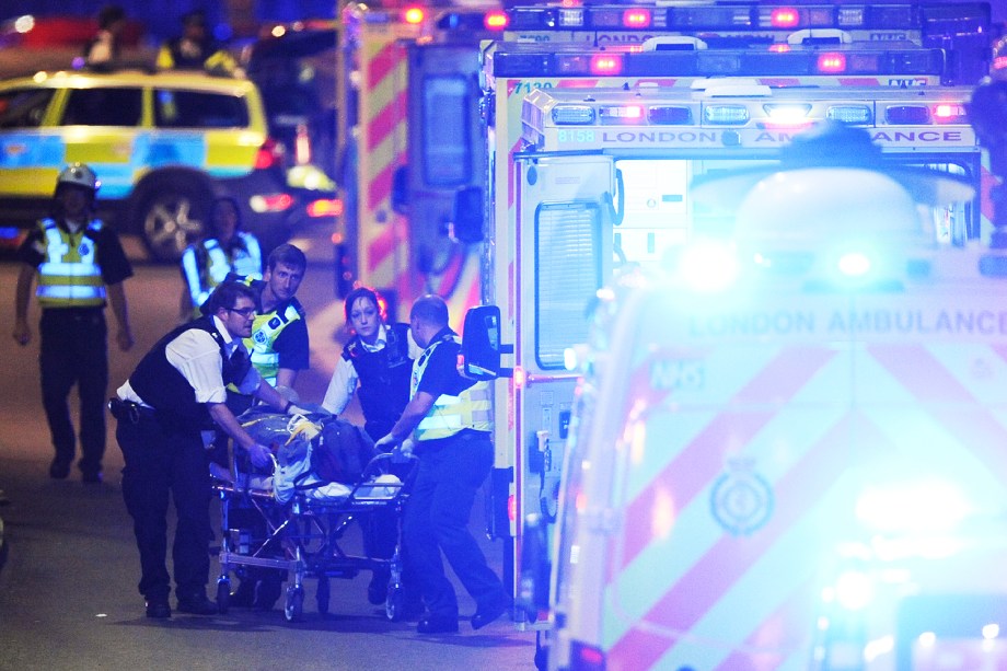 Pessoas são atendidas em ambulâncias após uma van atropelar pedestres em ponte de Londres - 03/06/207