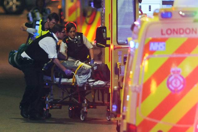 Pessoas são atendidas em ambulâncias após uma van atropelar pedestres em ponte de Londres - 03/06/207 Pessoas são atendidas em ambulâncias após uma van atropelar pedestres em ponte de Londres - 03/06/207