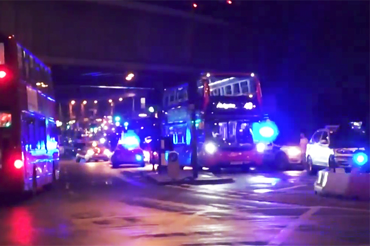 Van atropela pedestres em ponte de Londres