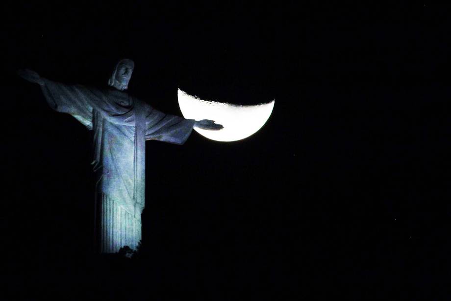 Lua crescente visto de Botafogo, na zona sul do Rio de Janeiro (RJ)  - 29/06/2017