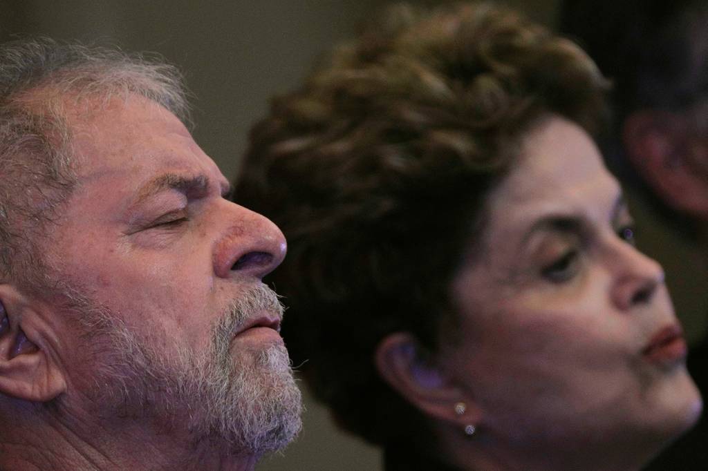 Ex-presidentes Luiz Inácio Lula da Silva e Dilma Rousseff conversam durante cerimônia de abertura do congresso nacional do Partido dos Trabalhadores, em Brasília