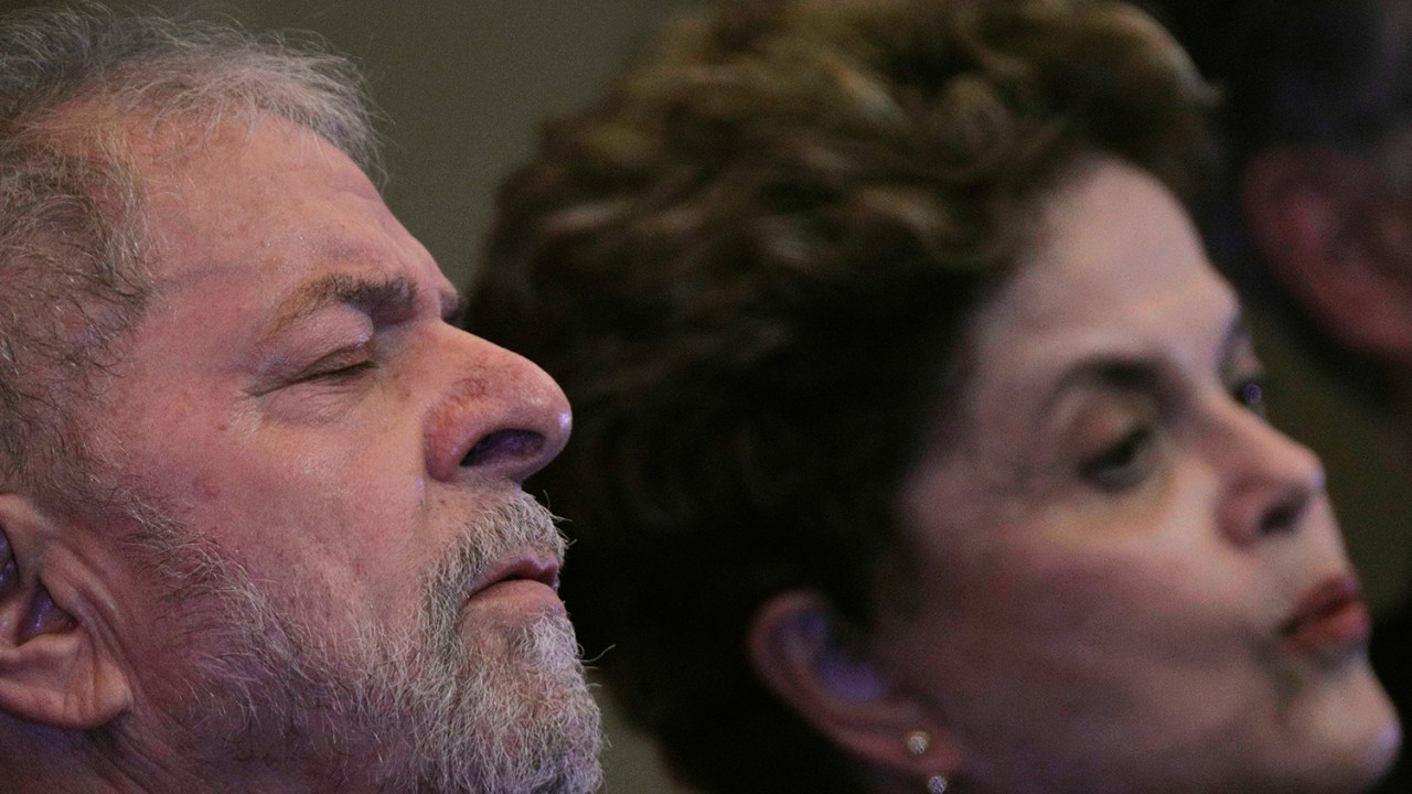 Ex-presidentes Luiz Inácio Lula da Silva e Dilma Rousseff conversam durante cerimônia de abertura do congresso nacional do Partido dos Trabalhadores, em Brasília