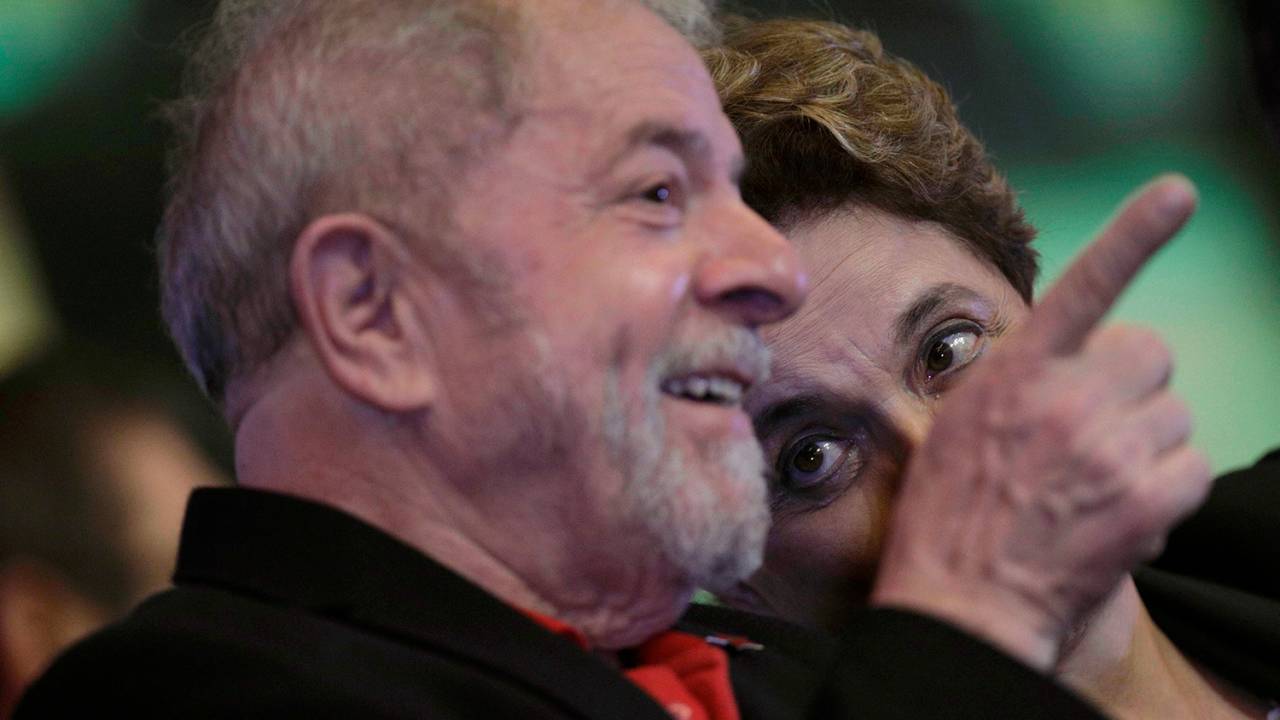 Ex-presidentes Luiz Inácio Lula da Silva e Dilma Rousseff conversam durante cerimônia de abertura do congresso nacional do Partido dos Trabalhadores, em Brasília