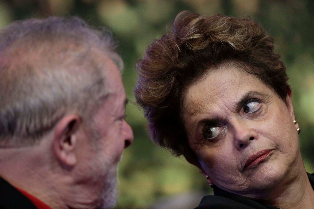 Ex-presidentes Luiz Inácio Lula da Silva e Dilma Rousseff conversam durante cerimônia de abertura do congresso nacional do Partido dos Trabalhadores, em Brasília