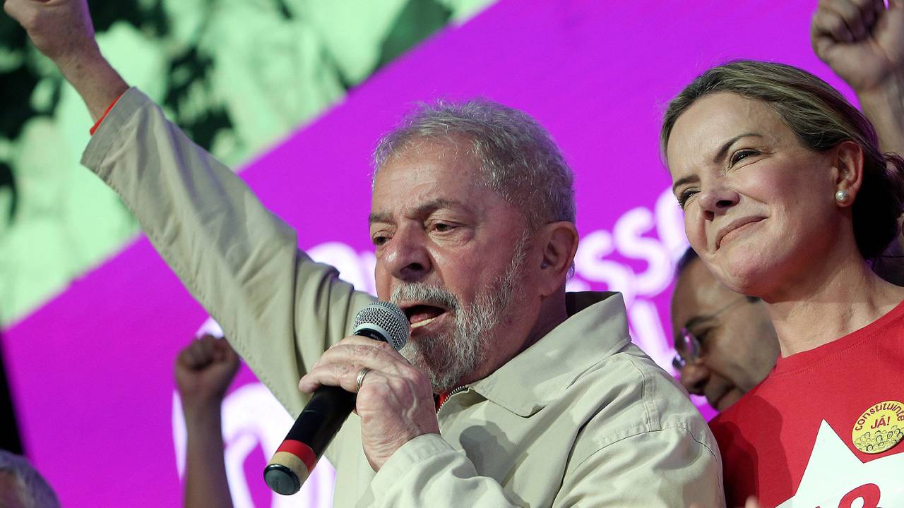 Gleisi Hoffmann ao lado de Lula
