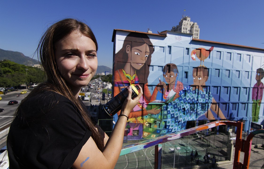 Luna Buschinelli finaliza maior painel de grafite do mundo pintado por uma mulher