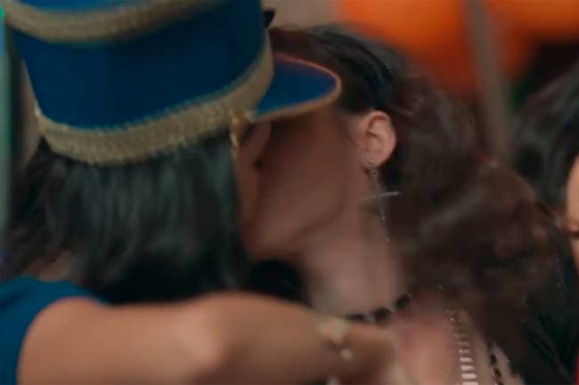 Lica (Manoela Aliperti) beija K1 (Talita Younan) em 'Malhação'