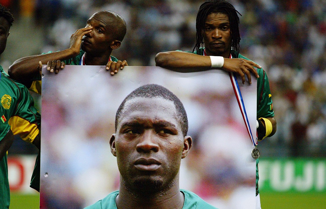 Jogadores lamentam a morte do jogador Marc Vivien Foé, após final da Copa das Confederações contra a França, em 2003