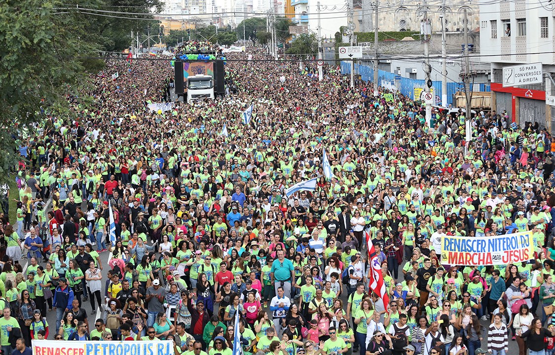 Movimentação durante a 25ª edição da Marcha para Jesus em São Paulo, durante feriado de Corpus Christi, na região da Luz