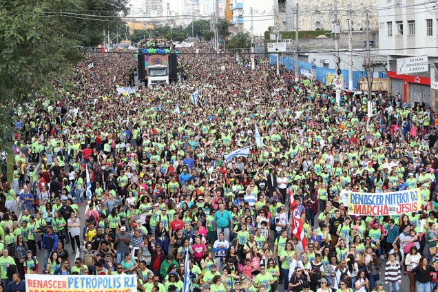 Movimentação durante a 25ª edição da Marcha para Jesus em São Paulo, durante feriado de Corpus Christi, na região da Luz - 15/06/2017