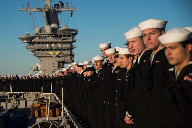 Marinheiros a bordo do porta-aviões USS Dwight D. Eisenhower, se preparam para desembarcar na cidade de Norfolk, Virgínia