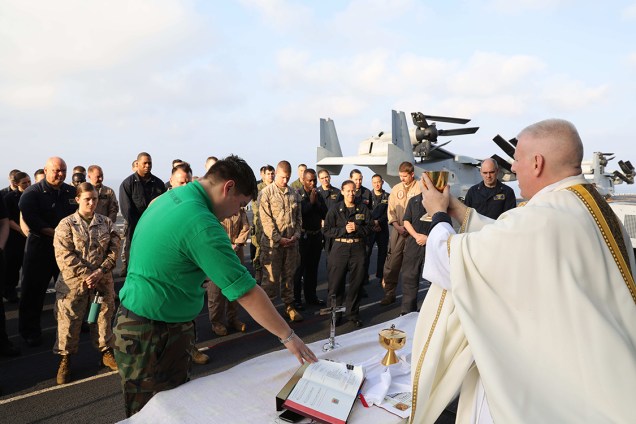 Padre conduz uma missa de páscoa no convés do navio de ataque anfíbio USS Bataan, no Golfo de Áden próximo ao Iémen