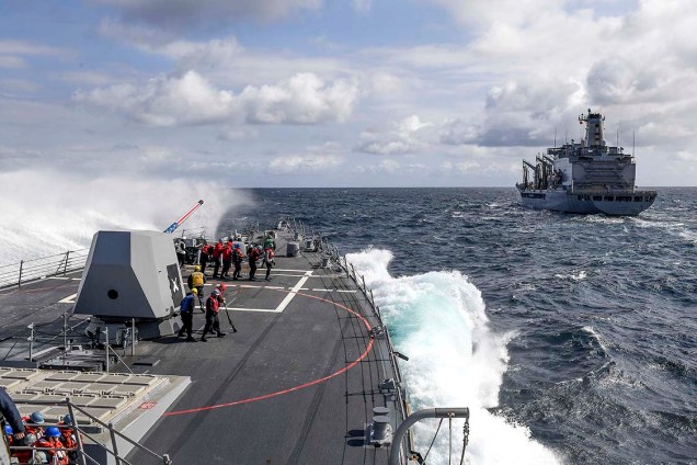 Uma onda quebra na proa do destroyer USS Wayne, no Oceano Pacífico