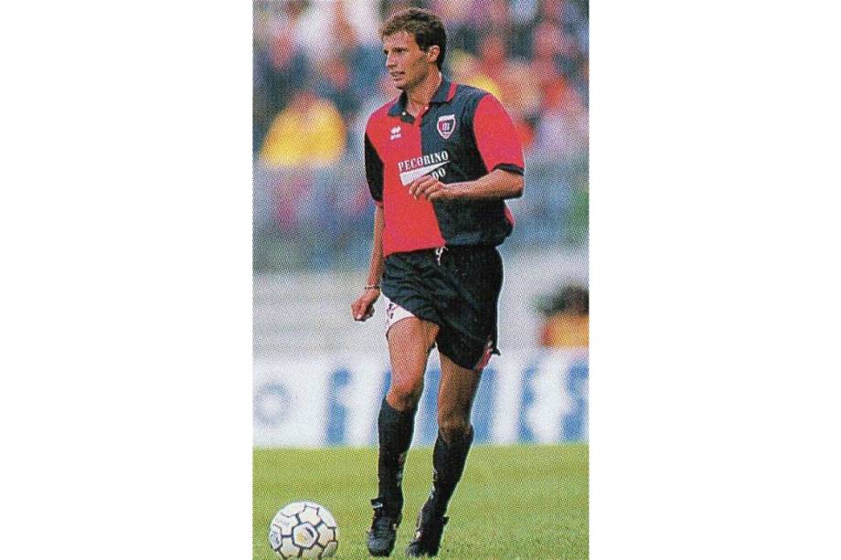 Em seus tempos de atacante, Allegri defendeu o Cagliari entre 1993 e 1995