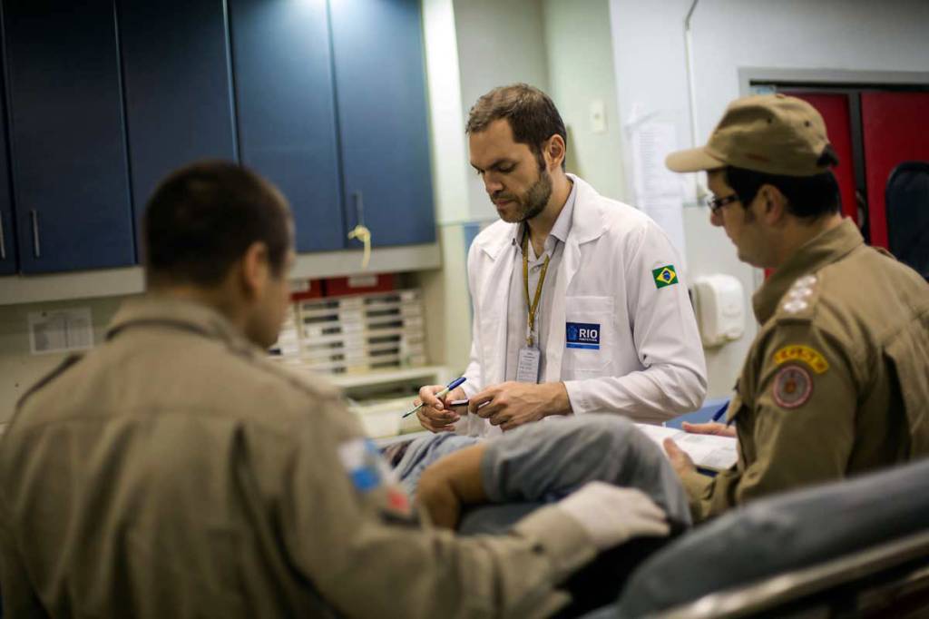 MÉDICO DE GUERRA – Paciente é atendido pelo cirurgião Bianco: com tanto tiroteio, o Rio virou referência mundial no tratamento de ferimentos a bala