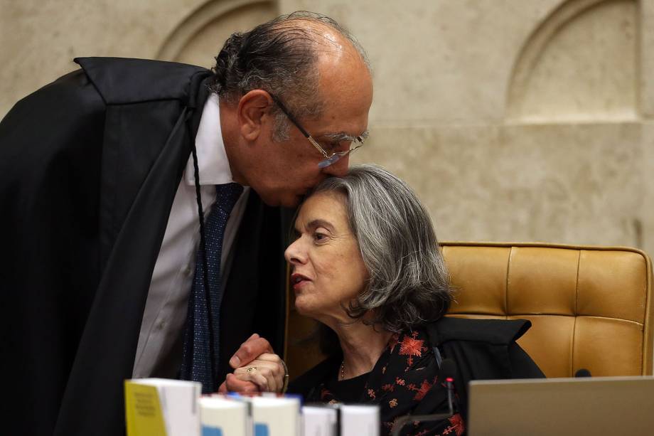 O ministro, Gilmar Mendes, beija a presidente do Supremo Tribunal Federal (STF), Carmén Lúcia, ao chegar na sessão que define se o ministro Edson Fachin deve continuar como relator da delação da JBS, no plenário do STF, em Brasília (DF) - 29/06/2017