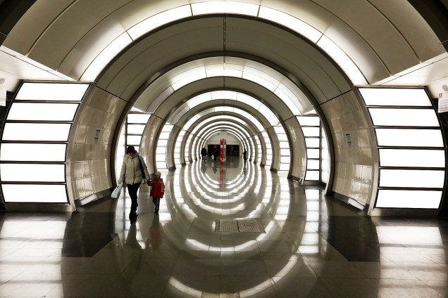 Passageiros atravessam a estação de metrô Fonvizinskaya em Moscou, na Rússia