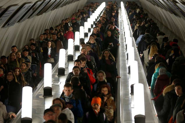 Dezenas de passageiros usam a escada rolante para atravessar a estação de metrô Park Kultury, em Moscou, na Rússia