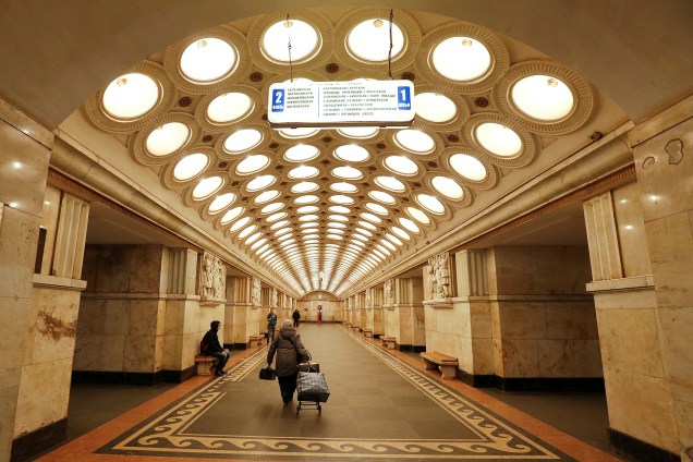 Passageiros caminham pela estação de metrô Elektrozavodskaya em Moscou, Rússia