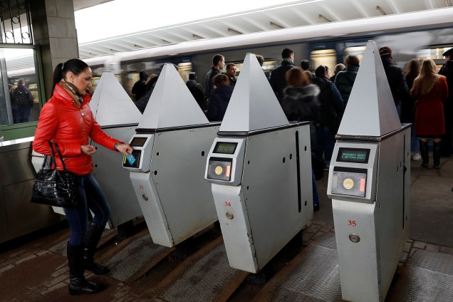 Mulher passa pelas catracas da estação de metrô Vykhino em Moscou, na Rússia