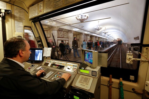 Funcionário do metrô de Moscou conduz um trem pela estação de Paveletskaya