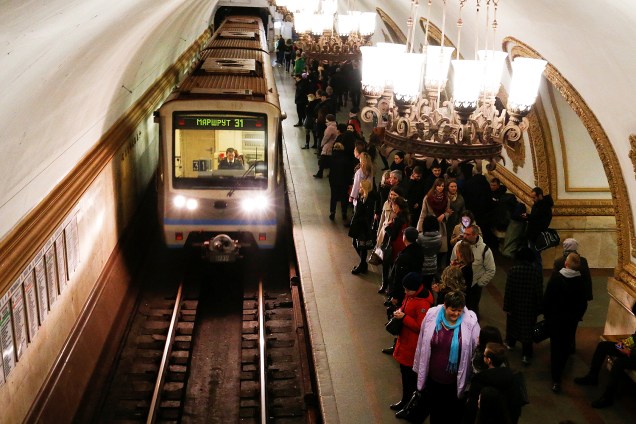 As pessoas esperam o trem na estação de metro de Kurskaya em Moscou, Rússia