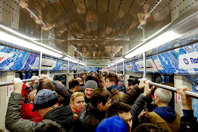 Passageiros se acomodam em um trem lotado do metrô durante a hora do rush em Moscou, na Rússia