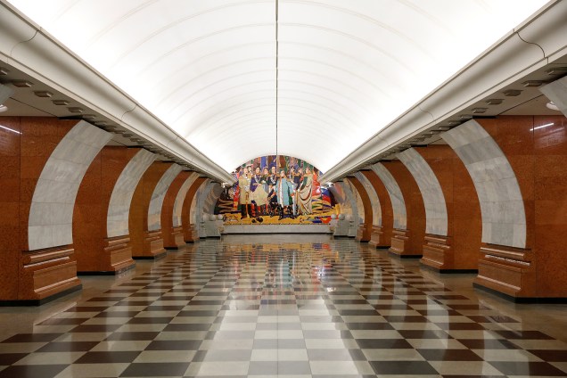 Imagem geral do interior da estação de metrô Park Pobedy em Moscou, na Rússia