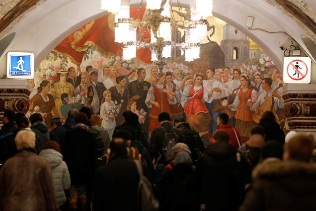 Passageiros caminham durante a hora do rush na estação de metrô Kievskaya em Moscou, na Rússia