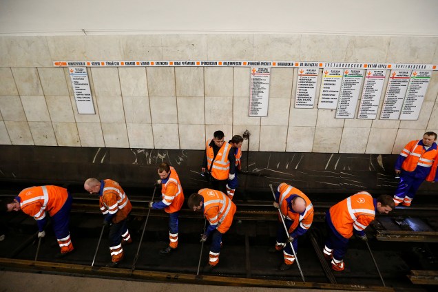 Funcionários reparam os trilhos na estação de metrô de Sukharevskaya em Moscou, na Rússia