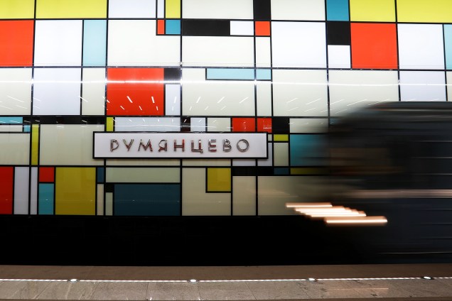 Trem chega à estação de metrô Rumyantsevo decorada com réplicas das obras do pintor holandês Piet Monrian em Moscou, na Rússia
