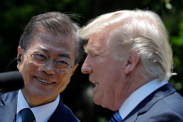 Presidentes dos EUA, Donald Trump, e da Coreia do Sul, Moon Jae-in, falam a jornalistas, na Casa Branca, em Washington - 30/06/2017