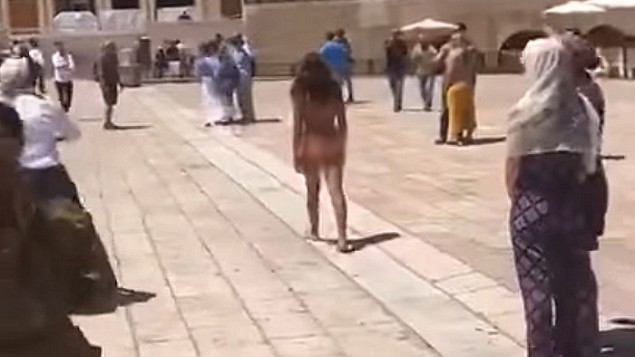 Mulher tira a roupa no Muro das Lamentações, em Israel