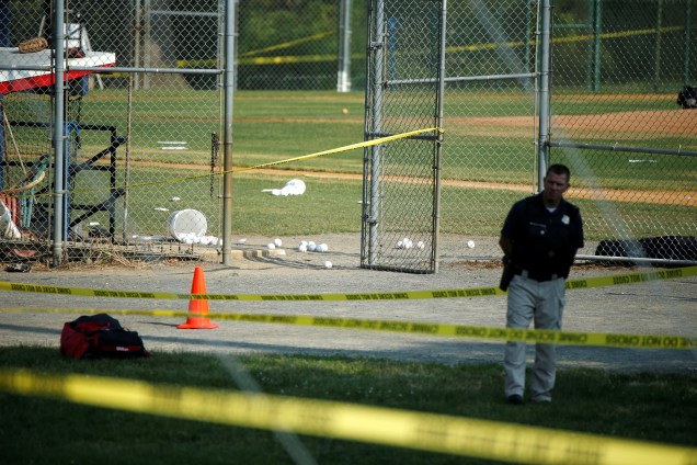 Polícia investiga o local de um ataque a tiros contra membros do Partido Republicano em um campo de beisebol perto de Washington em Alexandria, Virgínia, nos Estados Unidos - 14/06/2017