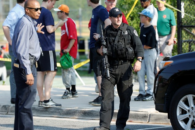 Polícia investiga o local de um ataque a tiros contra congressistas republicanos em um campo de beisebol perto de Washington em Alexandria, Virgínia, nos Estados Unidos - 14/06/2017